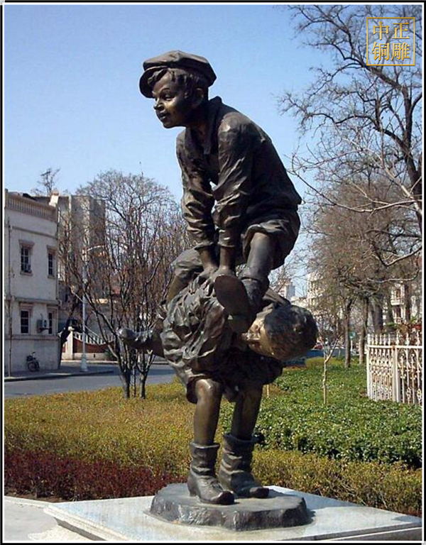 兩個(gè)小男孩跳背人物銅雕塑.jpg