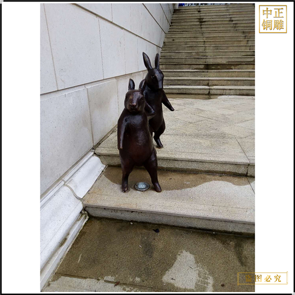 10兩只小兔子下臺階雕塑.jpg