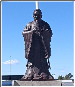 廣場上的孔子站像